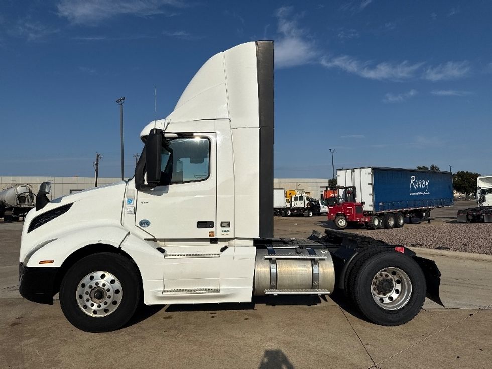Day Cab Tractor-Heavy Duty Tractors-Volvo-2019-VNL42300-Grand Prairie-TX-520,115\n\t\tmiles-$ 23,750 - Image 4