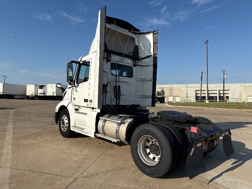 Day Cab Tractor-Heavy Duty Tractors-Volvo-2019-VNL42300-Grand Prairie-TX-520,115\n\t\tmiles-$ 23,750 - Image 5