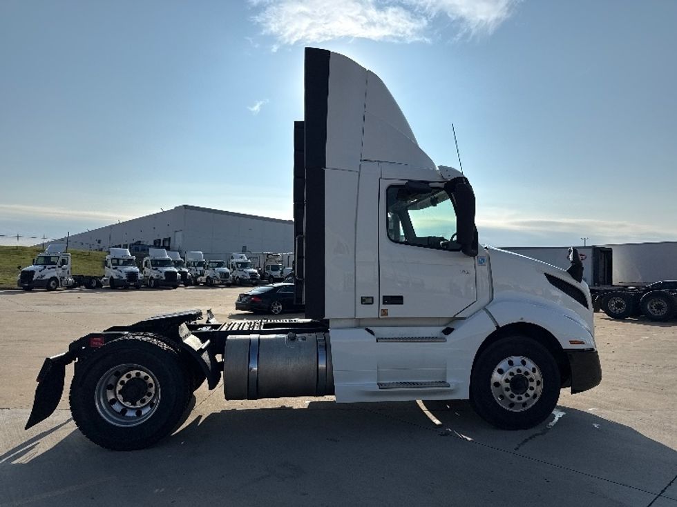 Day Cab Tractor-Heavy Duty Tractors-Volvo-2019-VNL42300-Grand Prairie-TX-520,115\n\t\tmiles-$ 23,750 - Image 8