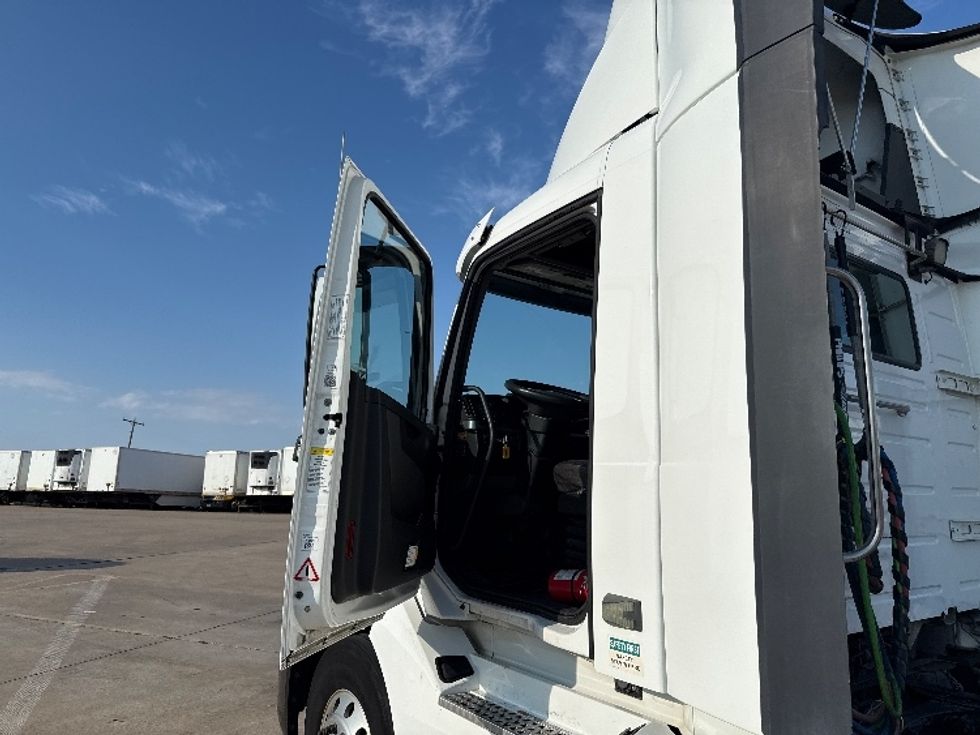 Day Cab Tractor-Heavy Duty Tractors-Volvo-2019-VNL42300-Grand Prairie-TX-520,115\n\t\tmiles-$ 23,750 - Image 9