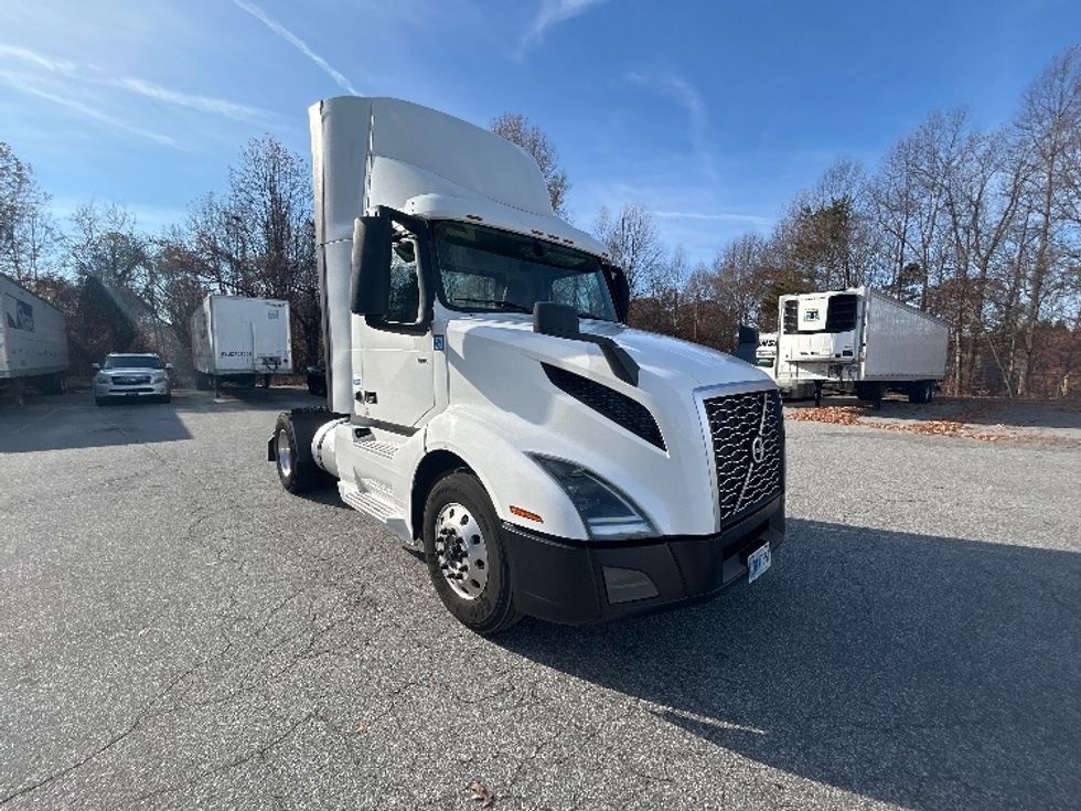 Day Cab Tractor-Heavy Duty Tractors-Volvo-2019-VNL42300-Greensboro-NC-592,677\n\t\tmiles-$ 20,000 - Image 1