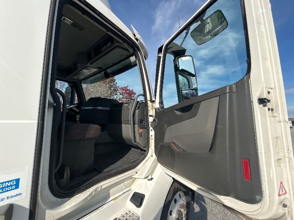 Day Cab Tractor-Heavy Duty Tractors-Volvo-2019-VNL42300-Greensboro-NC-592,677\n\t\tmiles-$ 20,000 - Image 12