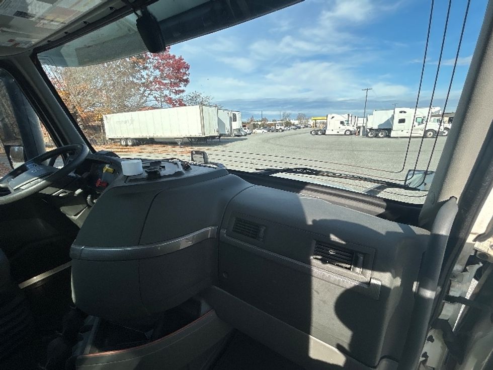 Day Cab Tractor-Heavy Duty Tractors-Volvo-2019-VNL42300-Greensboro-NC-592,677\n\t\tmiles-$ 20,000 - Image 13