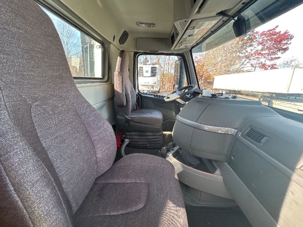 Day Cab Tractor-Heavy Duty Tractors-Volvo-2019-VNL42300-Greensboro-NC-592,677\n\t\tmiles-$ 20,000 - Image 14