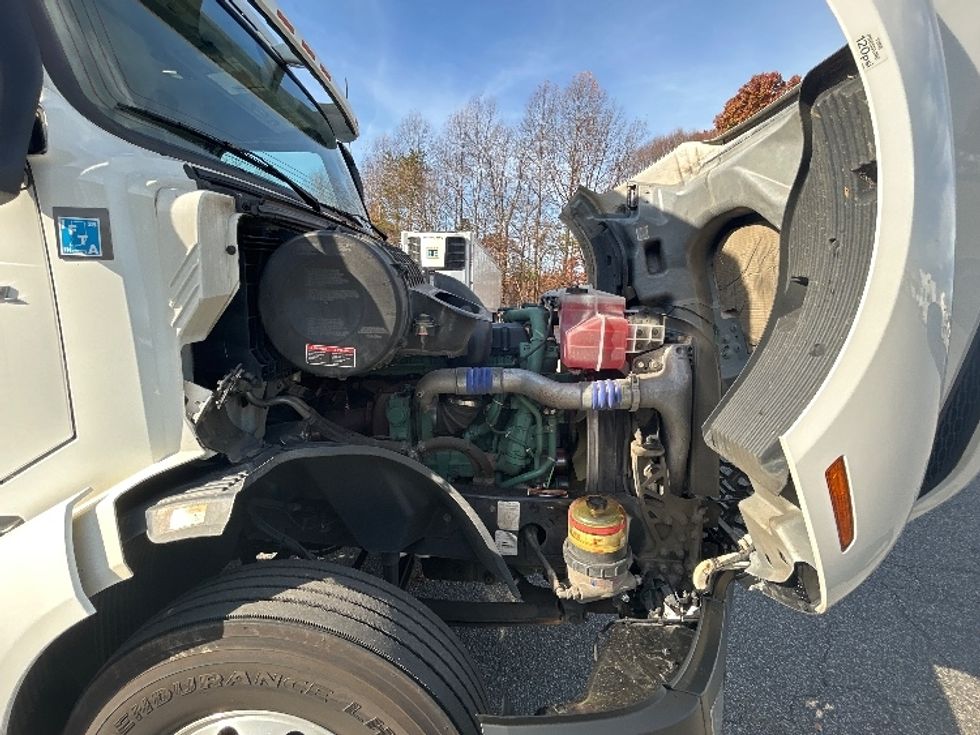 Day Cab Tractor-Heavy Duty Tractors-Volvo-2019-VNL42300-Greensboro-NC-592,677\n\t\tmiles-$ 20,000 - Image 15