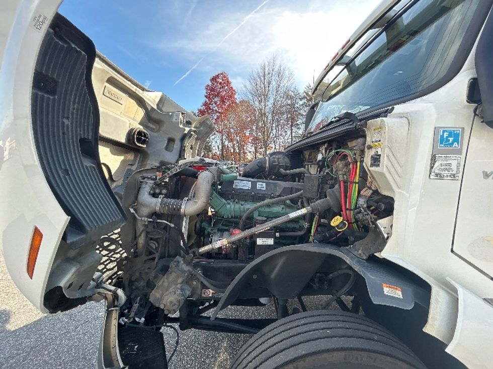 Day Cab Tractor-Heavy Duty Tractors-Volvo-2019-VNL42300-Greensboro-NC-592,677\n\t\tmiles-$ 20,000 - Image 16