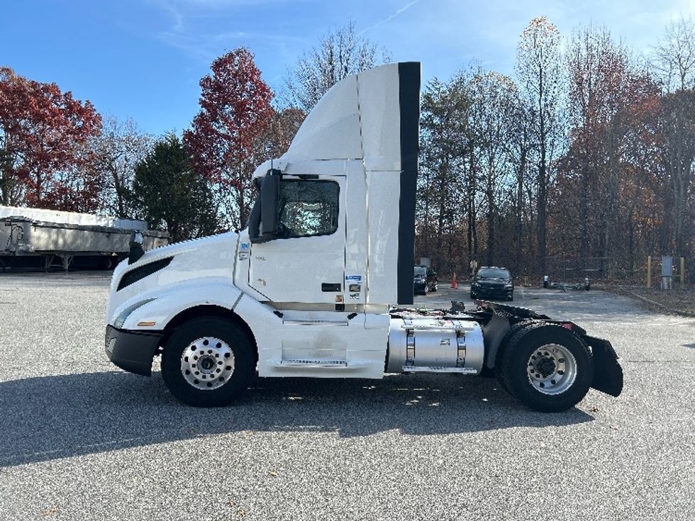 Day Cab Tractor-Heavy Duty Tractors-Volvo-2019-VNL42300-Greensboro-NC-592,677\n\t\tmiles-$ 20,000 - Image 4