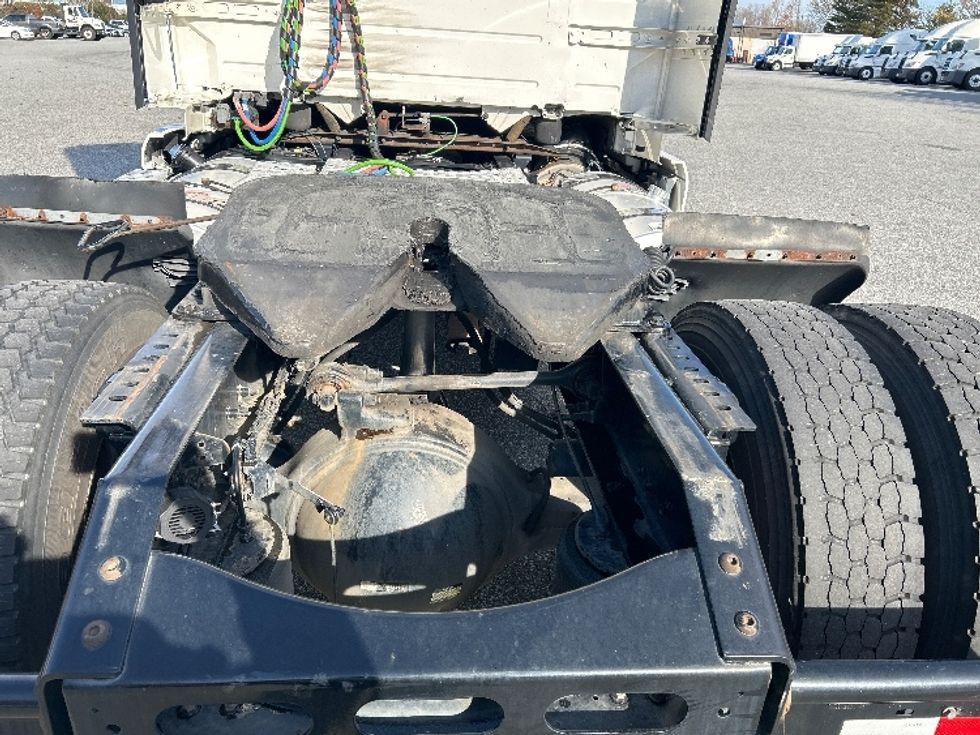 Day Cab Tractor-Heavy Duty Tractors-Volvo-2019-VNL42300-Greensboro-NC-592,677\n\t\tmiles-$ 20,000 - Image 6