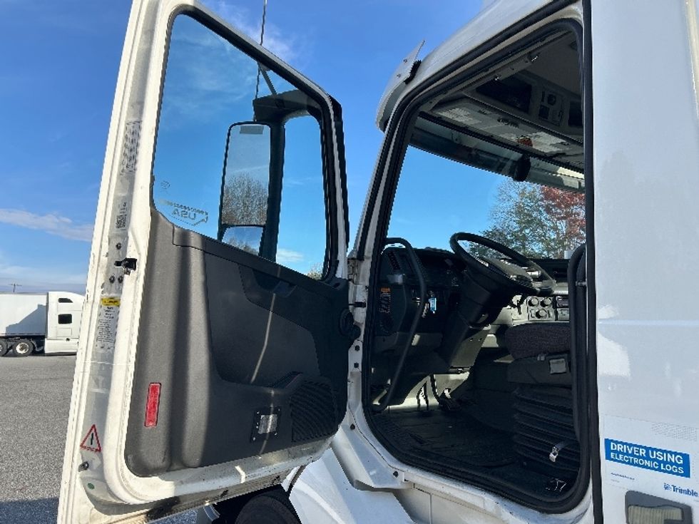 Day Cab Tractor-Heavy Duty Tractors-Volvo-2019-VNL42300-Greensboro-NC-592,677\n\t\tmiles-$ 20,000 - Image 9