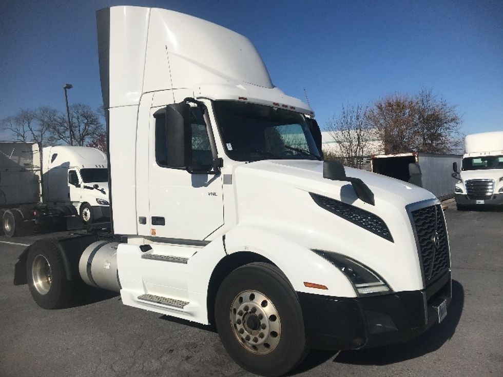 Day Cab Tractor-Heavy Duty Tractors-Volvo-2019-VNL42300-Harrisburg-PA-498,989\n\t\tmiles-$ 22,250 - Image 1