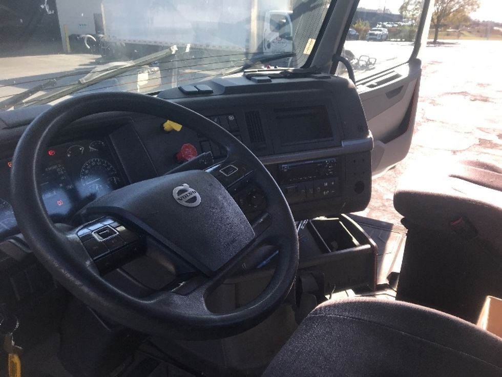 Day Cab Tractor-Heavy Duty Tractors-Volvo-2019-VNL42300-Harrisburg-PA-498,989\n\t\tmiles-$ 22,250 - Image 10