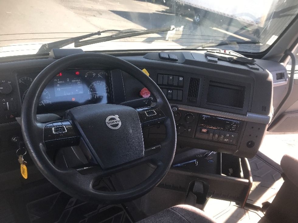 Day Cab Tractor-Heavy Duty Tractors-Volvo-2019-VNL42300-Harrisburg-PA-498,989\n\t\tmiles-$ 22,250 - Image 11
