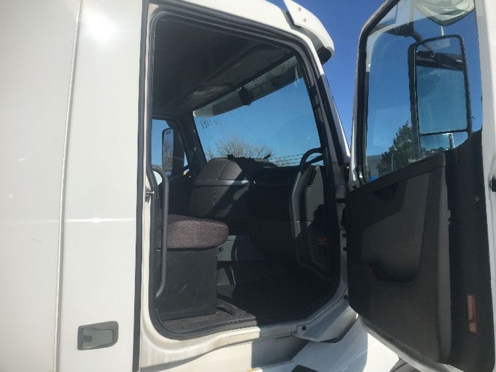 Day Cab Tractor-Heavy Duty Tractors-Volvo-2019-VNL42300-Harrisburg-PA-498,989\n\t\tmiles-$ 22,250 - Image 12
