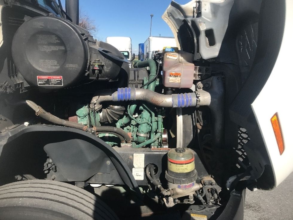 Day Cab Tractor-Heavy Duty Tractors-Volvo-2019-VNL42300-Harrisburg-PA-498,989\n\t\tmiles-$ 22,250 - Image 15