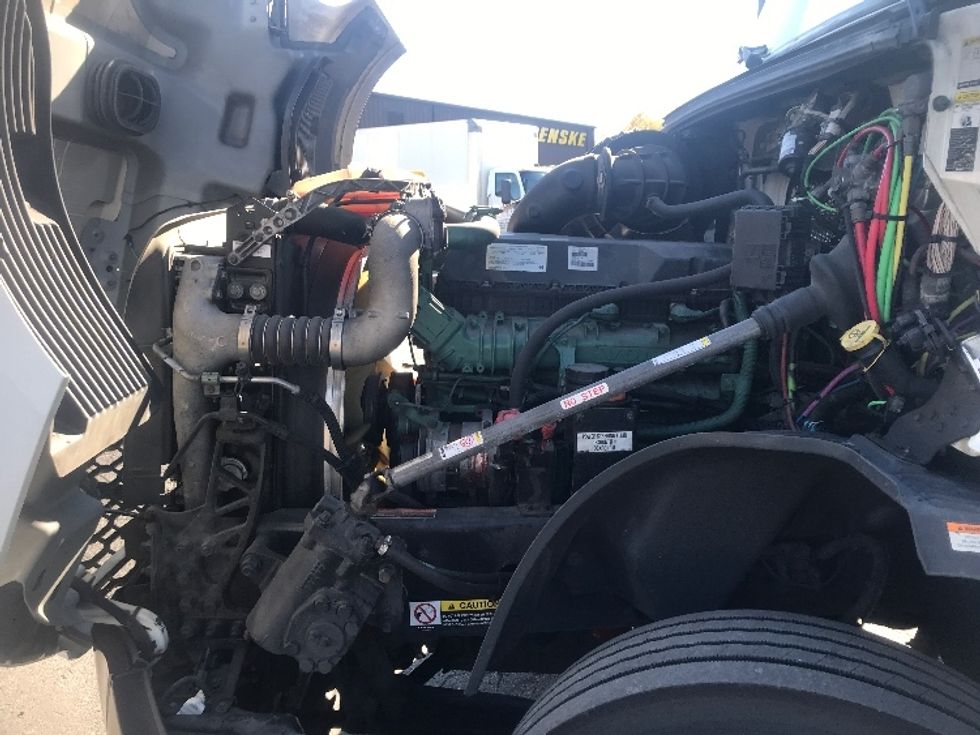 Day Cab Tractor-Heavy Duty Tractors-Volvo-2019-VNL42300-Harrisburg-PA-498,989\n\t\tmiles-$ 22,250 - Image 16