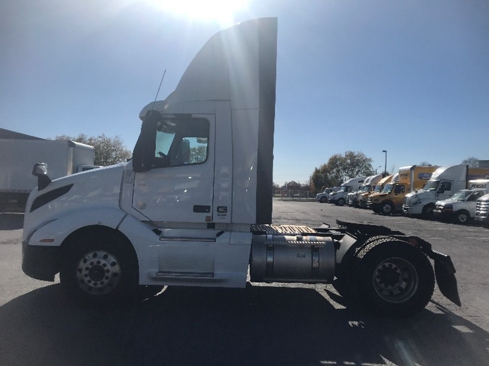 Day Cab Tractor-Heavy Duty Tractors-Volvo-2019-VNL42300-Harrisburg-PA-498,989\n\t\tmiles-$ 22,250 - Image 4