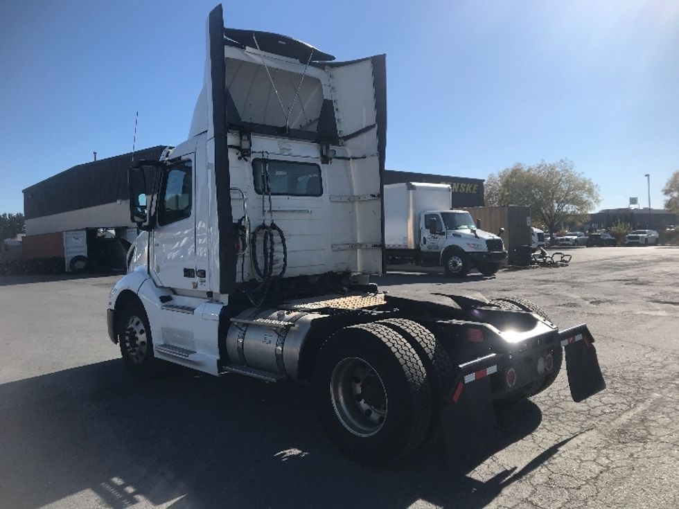 Day Cab Tractor-Heavy Duty Tractors-Volvo-2019-VNL42300-Harrisburg-PA-498,989\n\t\tmiles-$ 22,250 - Image 5