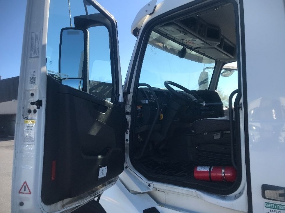 Day Cab Tractor-Heavy Duty Tractors-Volvo-2019-VNL42300-Harrisburg-PA-498,989\n\t\tmiles-$ 22,250 - Image 9