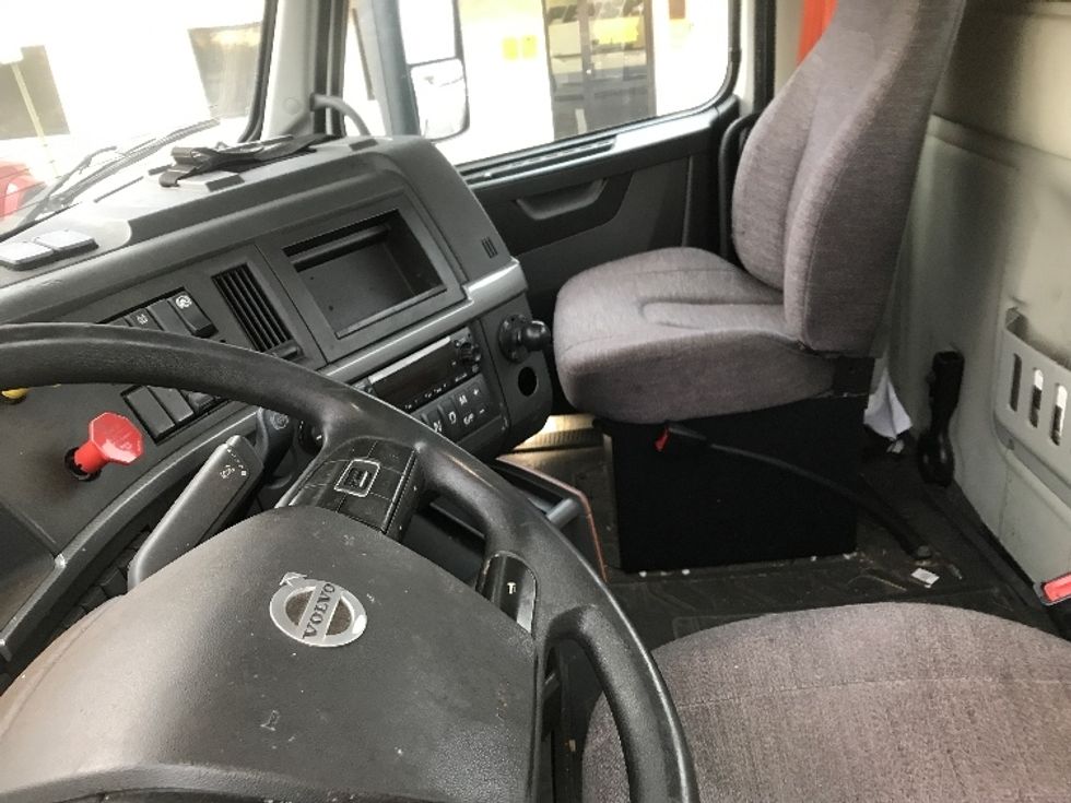 Day Cab Tractor-Heavy Duty Tractors-Volvo-2019-VNL42300-Harrisburg-PA-531,760\n\t\tmiles-$ 20,250 - Image 10