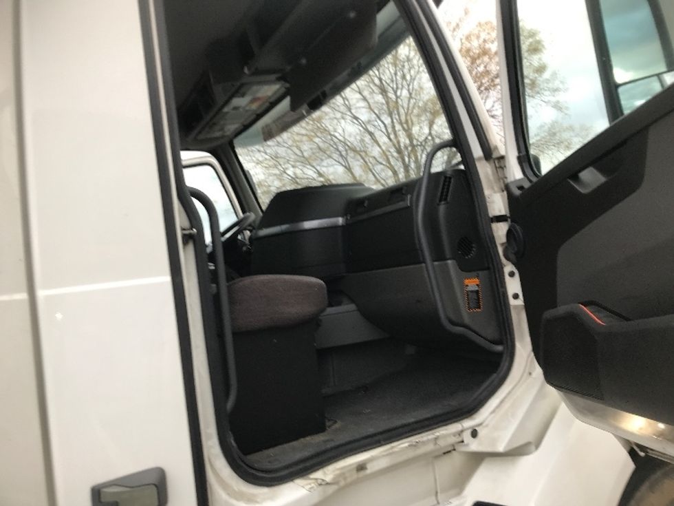 Day Cab Tractor-Heavy Duty Tractors-Volvo-2019-VNL42300-Harrisburg-PA-531,760\n\t\tmiles-$ 20,250 - Image 12