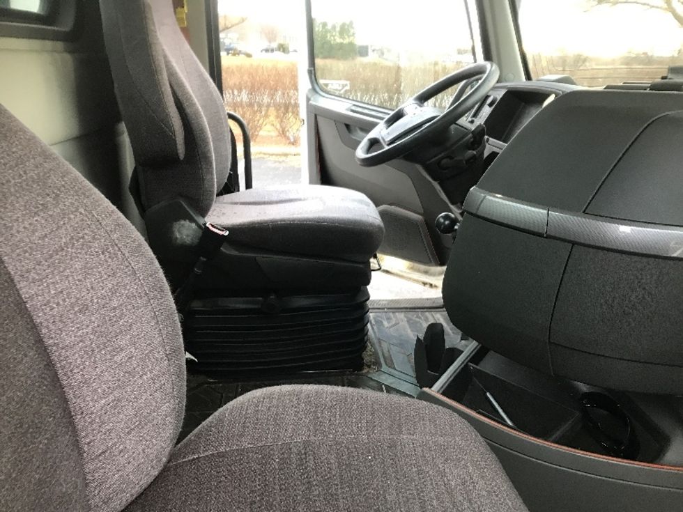 Day Cab Tractor-Heavy Duty Tractors-Volvo-2019-VNL42300-Harrisburg-PA-531,760\n\t\tmiles-$ 20,250 - Image 14