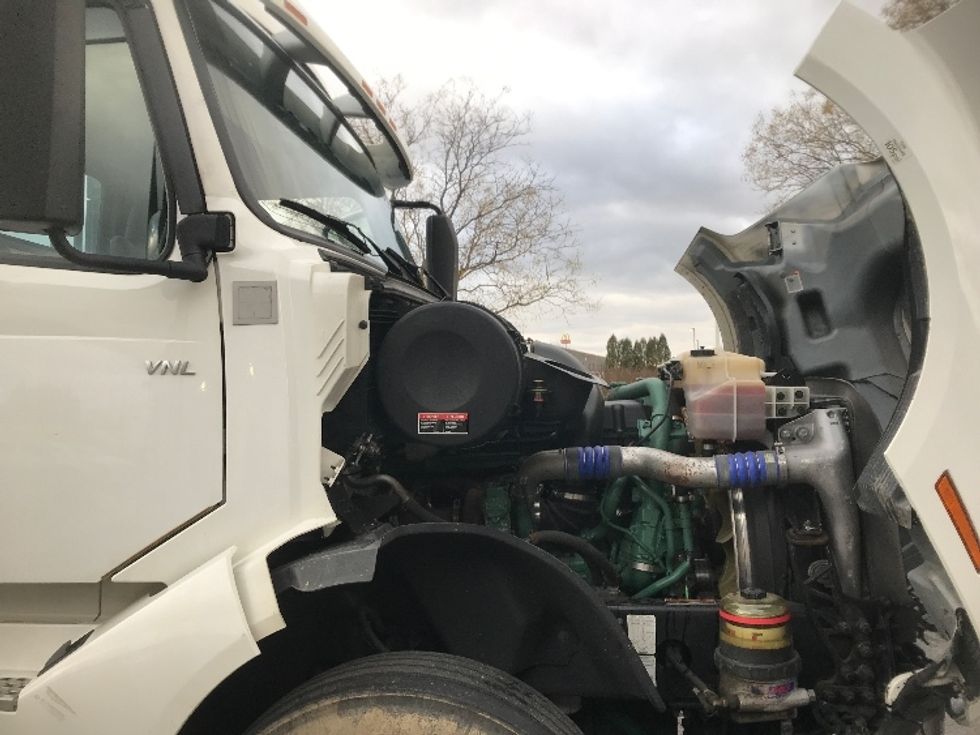 Day Cab Tractor-Heavy Duty Tractors-Volvo-2019-VNL42300-Harrisburg-PA-531,760\n\t\tmiles-$ 20,250 - Image 15