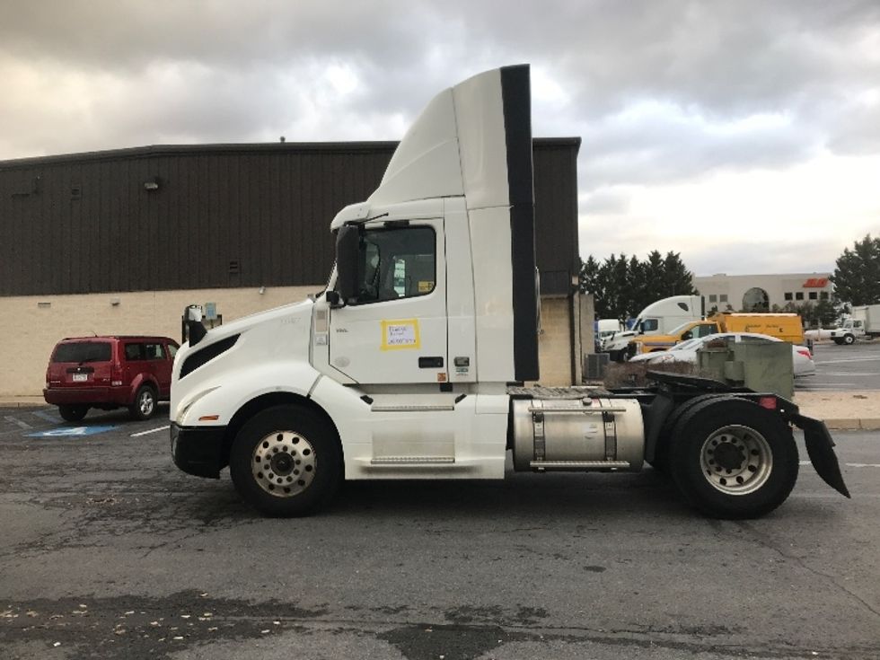 Day Cab Tractor-Heavy Duty Tractors-Volvo-2019-VNL42300-Harrisburg-PA-531,760\n\t\tmiles-$ 20,250 - Image 4
