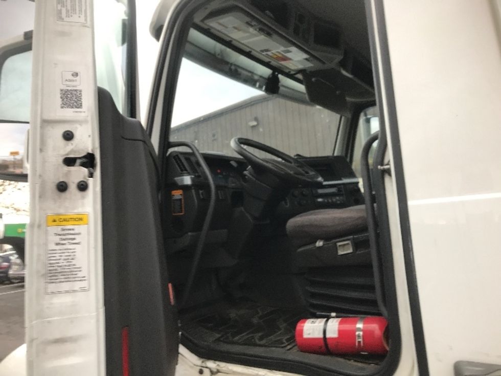 Day Cab Tractor-Heavy Duty Tractors-Volvo-2019-VNL42300-Harrisburg-PA-531,760\n\t\tmiles-$ 20,250 - Image 9