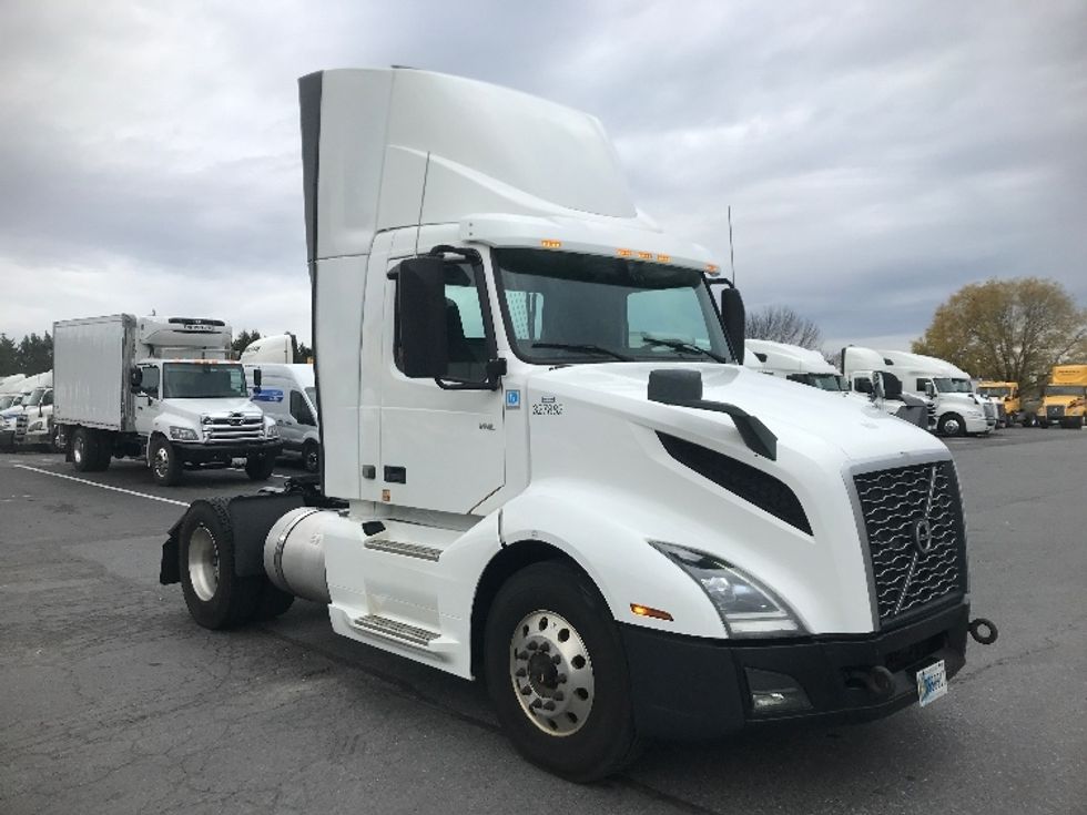 Day Cab Tractor-Heavy Duty Tractors-Volvo-2019-VNL42300-Harrisburg-PA-570,750\n\t\tmiles-$ 20,000 - Image 1