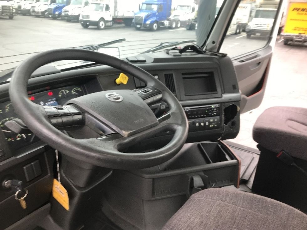 Day Cab Tractor-Heavy Duty Tractors-Volvo-2019-VNL42300-Harrisburg-PA-570,750\n\t\tmiles-$ 20,000 - Image 10