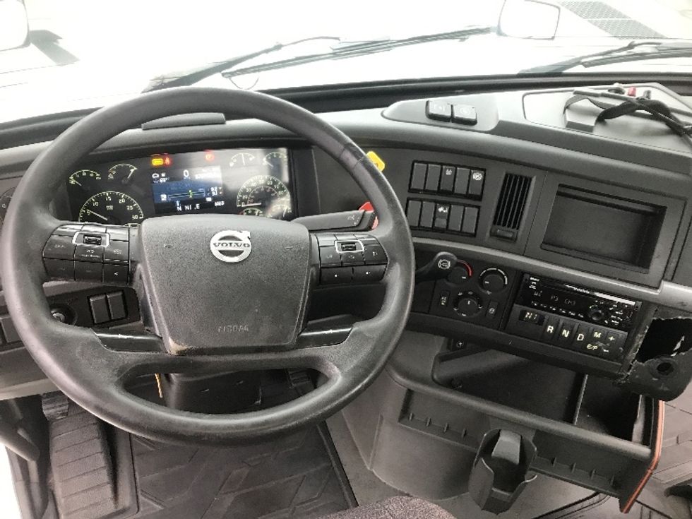 Day Cab Tractor-Heavy Duty Tractors-Volvo-2019-VNL42300-Harrisburg-PA-570,750\n\t\tmiles-$ 20,000 - Image 11