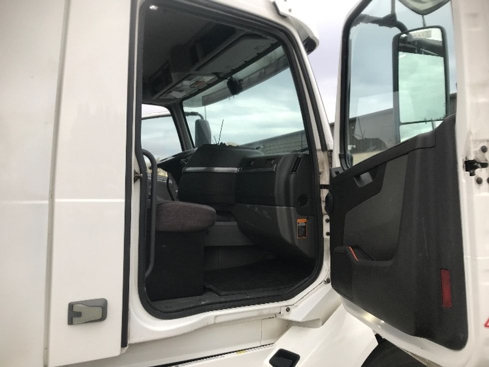 Day Cab Tractor-Heavy Duty Tractors-Volvo-2019-VNL42300-Harrisburg-PA-570,750\n\t\tmiles-$ 20,000 - Image 12