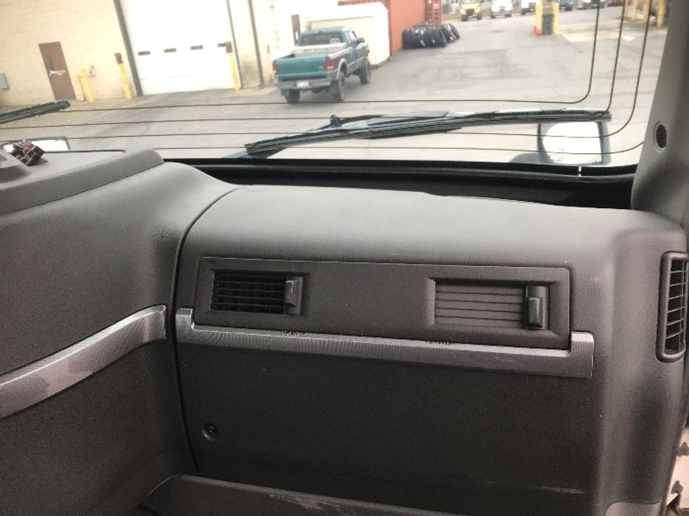 Day Cab Tractor-Heavy Duty Tractors-Volvo-2019-VNL42300-Harrisburg-PA-570,750\n\t\tmiles-$ 20,000 - Image 13