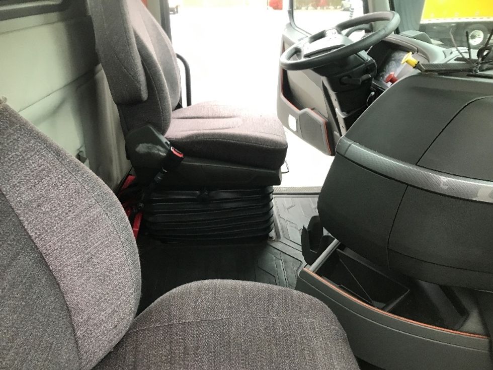 Day Cab Tractor-Heavy Duty Tractors-Volvo-2019-VNL42300-Harrisburg-PA-570,750\n\t\tmiles-$ 20,000 - Image 14