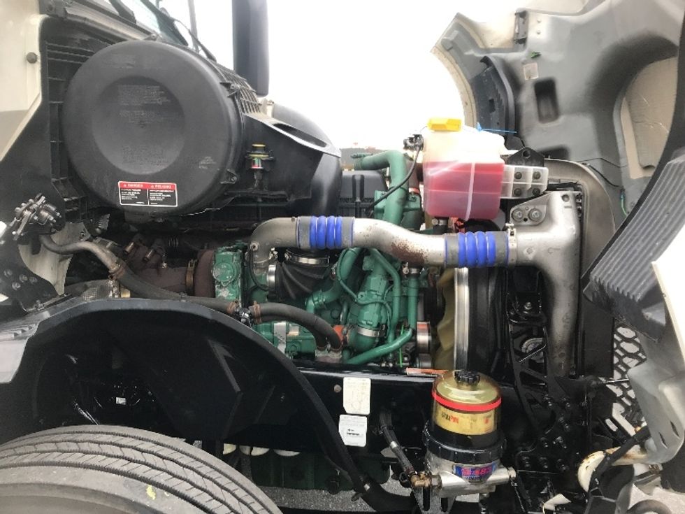 Day Cab Tractor-Heavy Duty Tractors-Volvo-2019-VNL42300-Harrisburg-PA-570,750\n\t\tmiles-$ 20,000 - Image 15