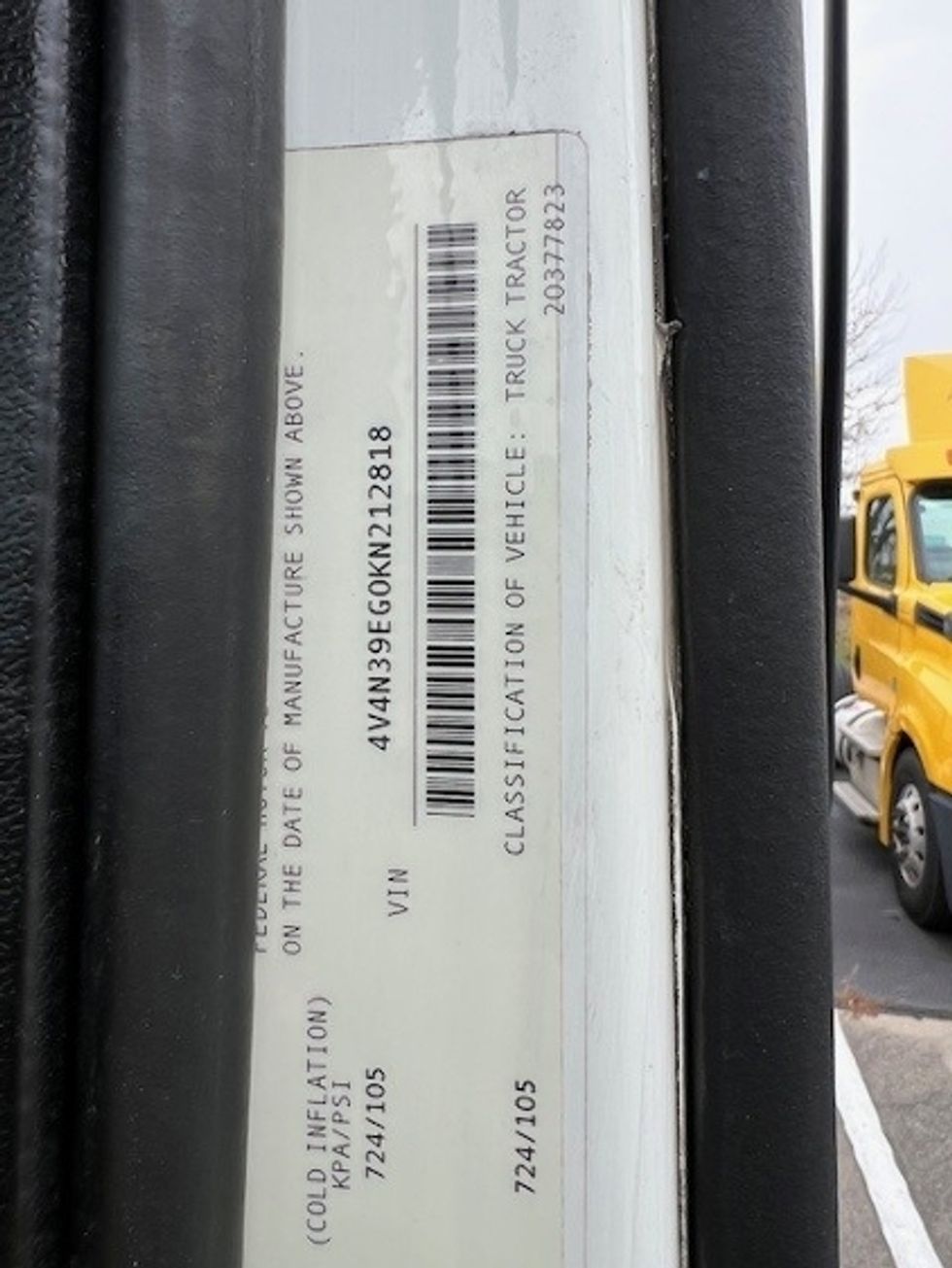 Day Cab Tractor-Heavy Duty Tractors-Volvo-2019-VNL42300-Harrisburg-PA-570,750\n\t\tmiles-$ 20,000 - Image 17