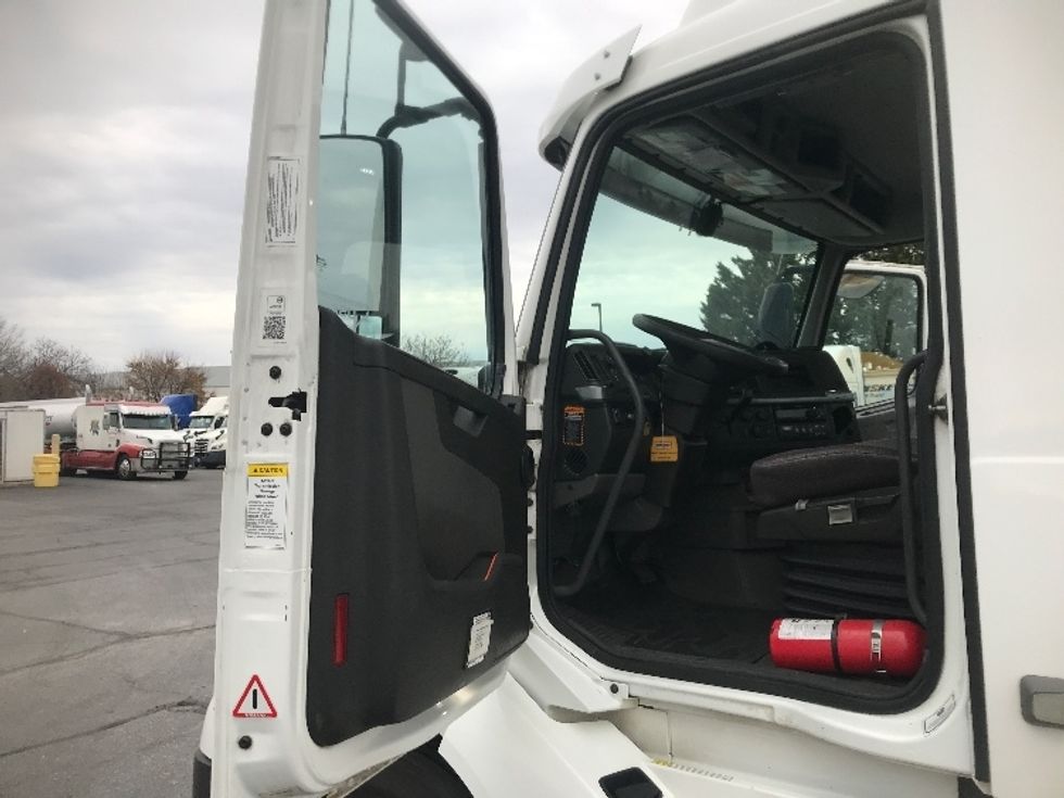 Day Cab Tractor-Heavy Duty Tractors-Volvo-2019-VNL42300-Harrisburg-PA-570,750\n\t\tmiles-$ 20,000 - Image 9