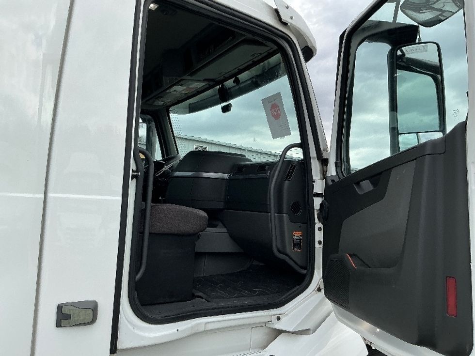 Day Cab Tractor-Heavy Duty Tractors-Volvo-2019-VNL42300-Harrisburg-PA-670,552\n\t\tmiles-$ 20,000 - Image 11