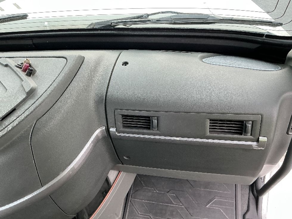 Day Cab Tractor-Heavy Duty Tractors-Volvo-2019-VNL42300-Harrisburg-PA-670,552\n\t\tmiles-$ 20,000 - Image 12