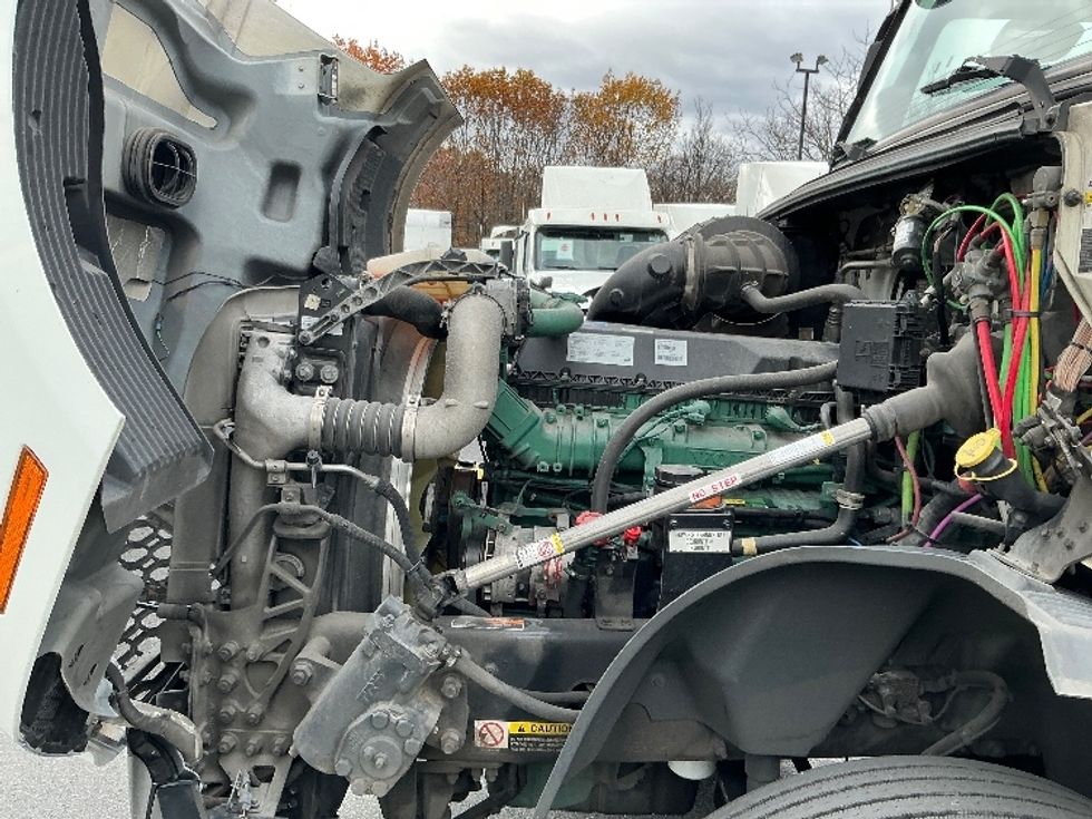 Day Cab Tractor-Heavy Duty Tractors-Volvo-2019-VNL42300-Harrisburg-PA-670,552\n\t\tmiles-$ 20,000 - Image 15