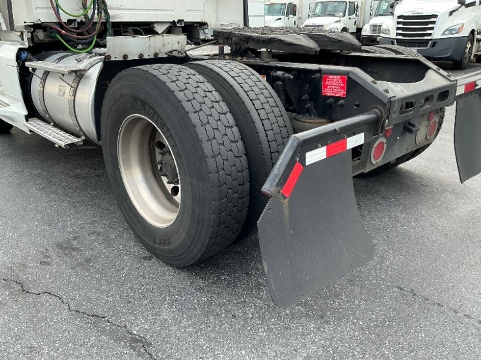 Day Cab Tractor-Heavy Duty Tractors-Volvo-2019-VNL42300-Harrisburg-PA-670,552\n\t\tmiles-$ 20,000 - Image 17