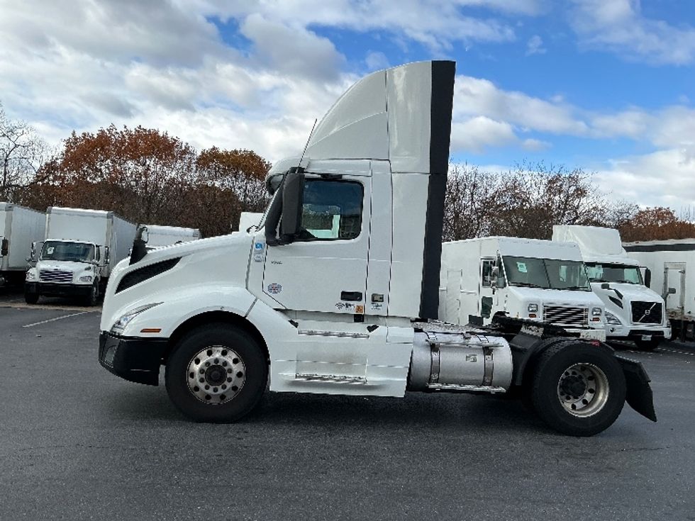 Day Cab Tractor-Heavy Duty Tractors-Volvo-2019-VNL42300-Harrisburg-PA-670,552\n\t\tmiles-$ 20,000 - Image 4