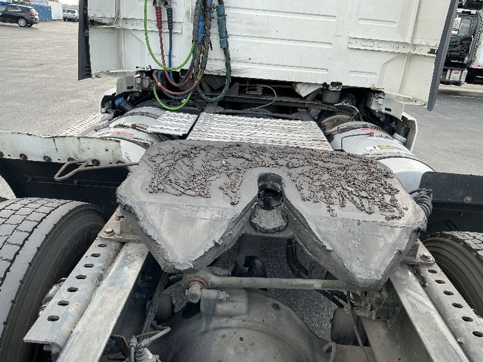 Day Cab Tractor-Heavy Duty Tractors-Volvo-2019-VNL42300-Harrisburg-PA-670,552\n\t\tmiles-$ 20,000 - Image 5