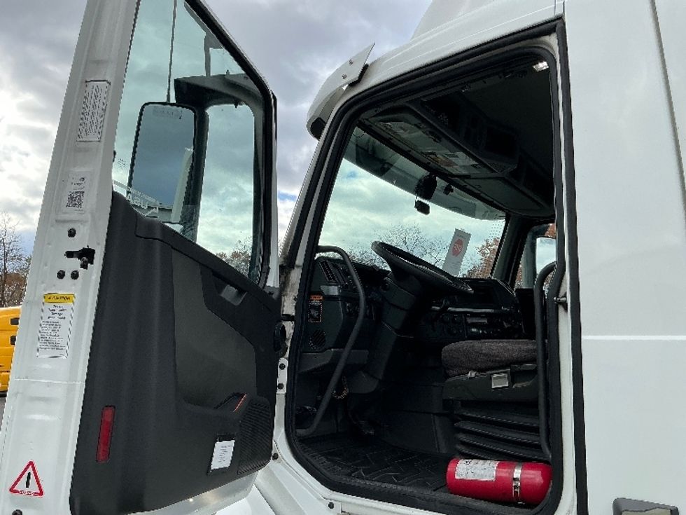 Day Cab Tractor-Heavy Duty Tractors-Volvo-2019-VNL42300-Harrisburg-PA-670,552\n\t\tmiles-$ 20,000 - Image 8
