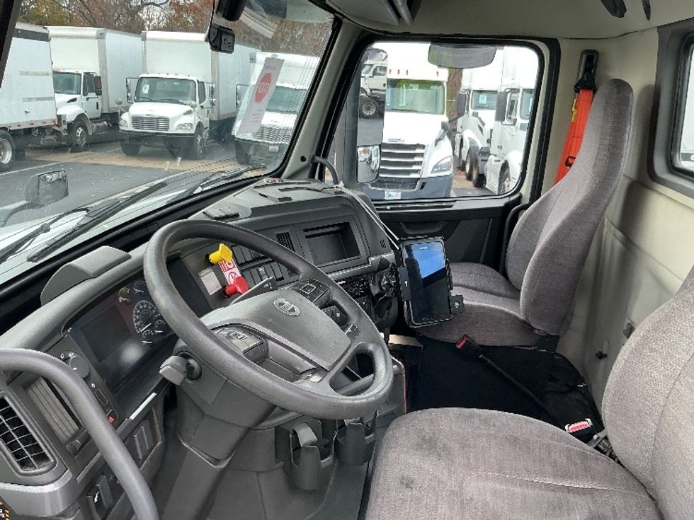 Day Cab Tractor-Heavy Duty Tractors-Volvo-2019-VNL42300-Harrisburg-PA-670,552\n\t\tmiles-$ 20,000 - Image 9