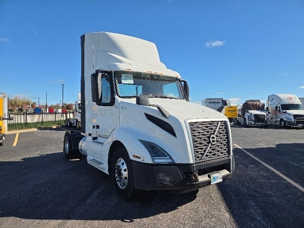 Day Cab Tractor-Heavy Duty Tractors-Volvo-2019-VNL42300-Kansas City-MO-407,293\n\t\tmiles-$ 30,500 - Image 1