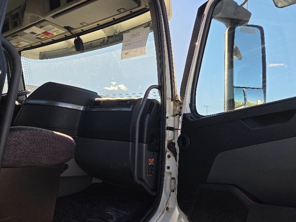 Day Cab Tractor-Heavy Duty Tractors-Volvo-2019-VNL42300-Kansas City-MO-407,293\n\t\tmiles-$ 30,500 - Image 11