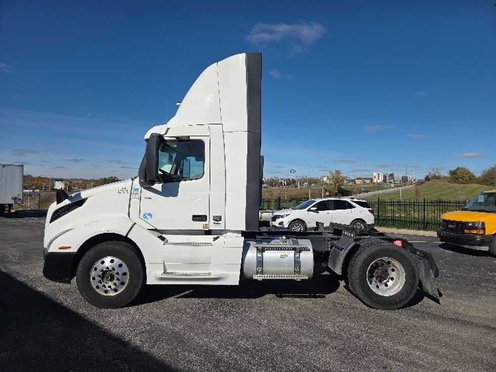 Day Cab Tractor-Heavy Duty Tractors-Volvo-2019-VNL42300-Kansas City-MO-407,293\n\t\tmiles-$ 30,500 - Image 3