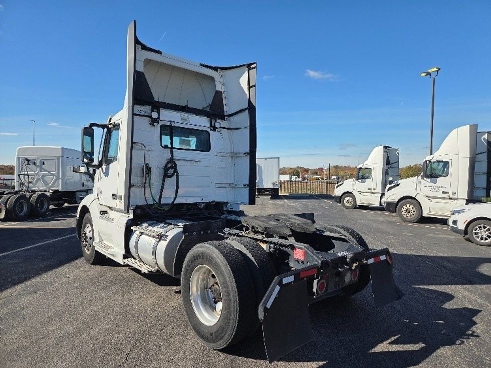 Day Cab Tractor-Heavy Duty Tractors-Volvo-2019-VNL42300-Kansas City-MO-407,293\n\t\tmiles-$ 30,500 - Image 4