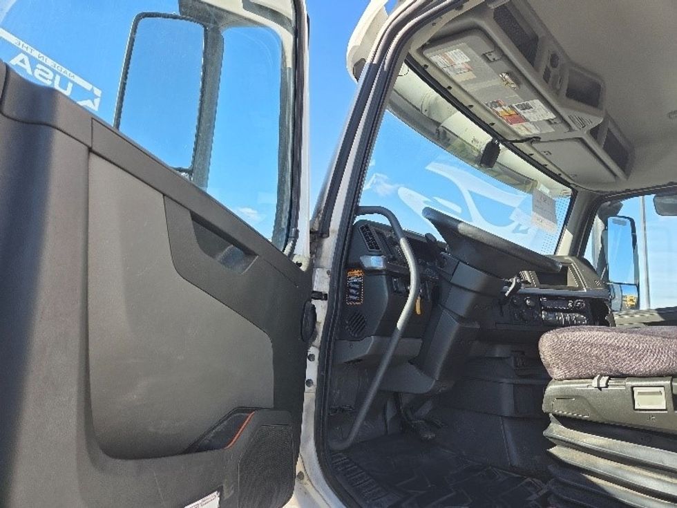 Day Cab Tractor-Heavy Duty Tractors-Volvo-2019-VNL42300-Kansas City-MO-407,293\n\t\tmiles-$ 30,500 - Image 8